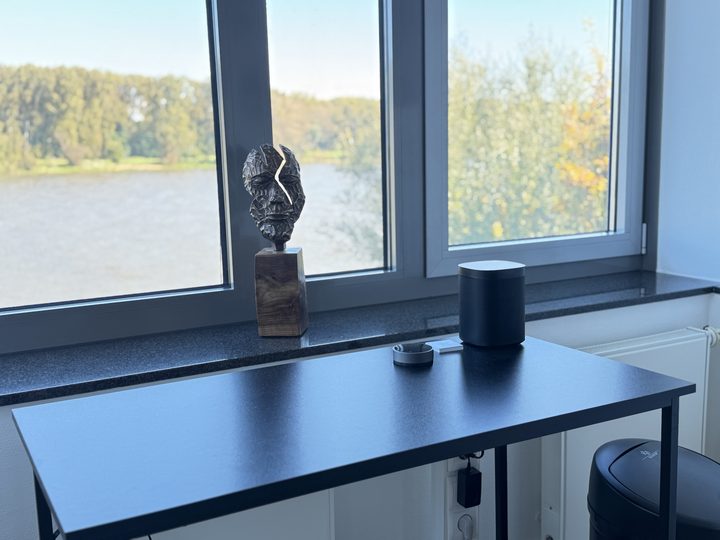 Schreibtisch am Fenster mit Blick auf den Rhein