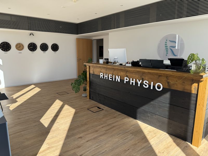 Empfang von RHEIN PHYSIO mit Tresen und Schriftzug