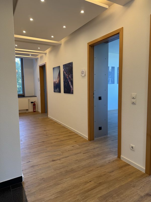 Heller Flur mit Holztüren
