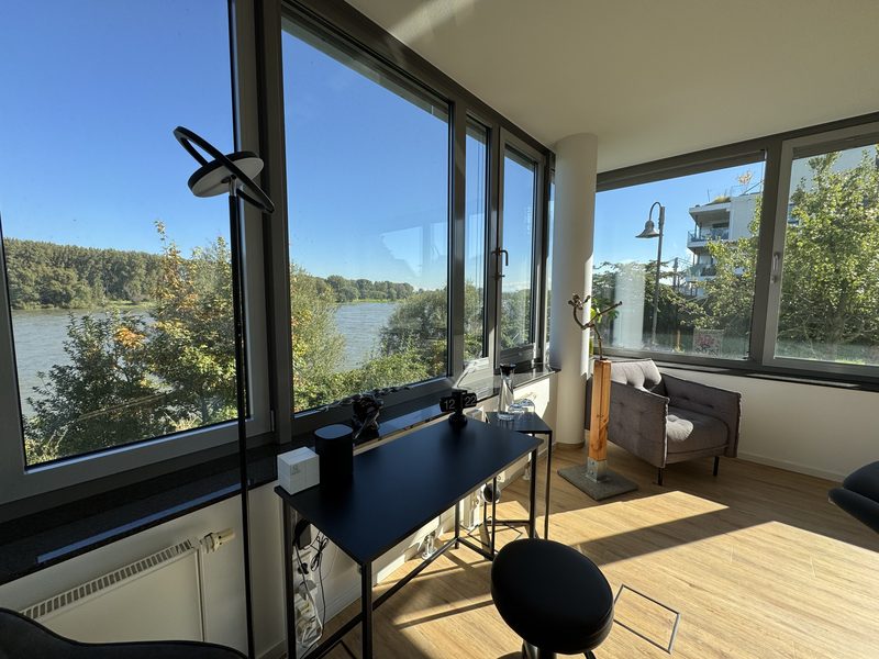 Behandlungsraum mit Fensterfront zum Rhein