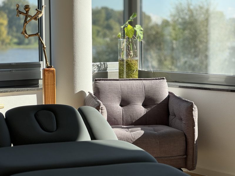 Sitzecke am Fenster neben der Behandlungsliege